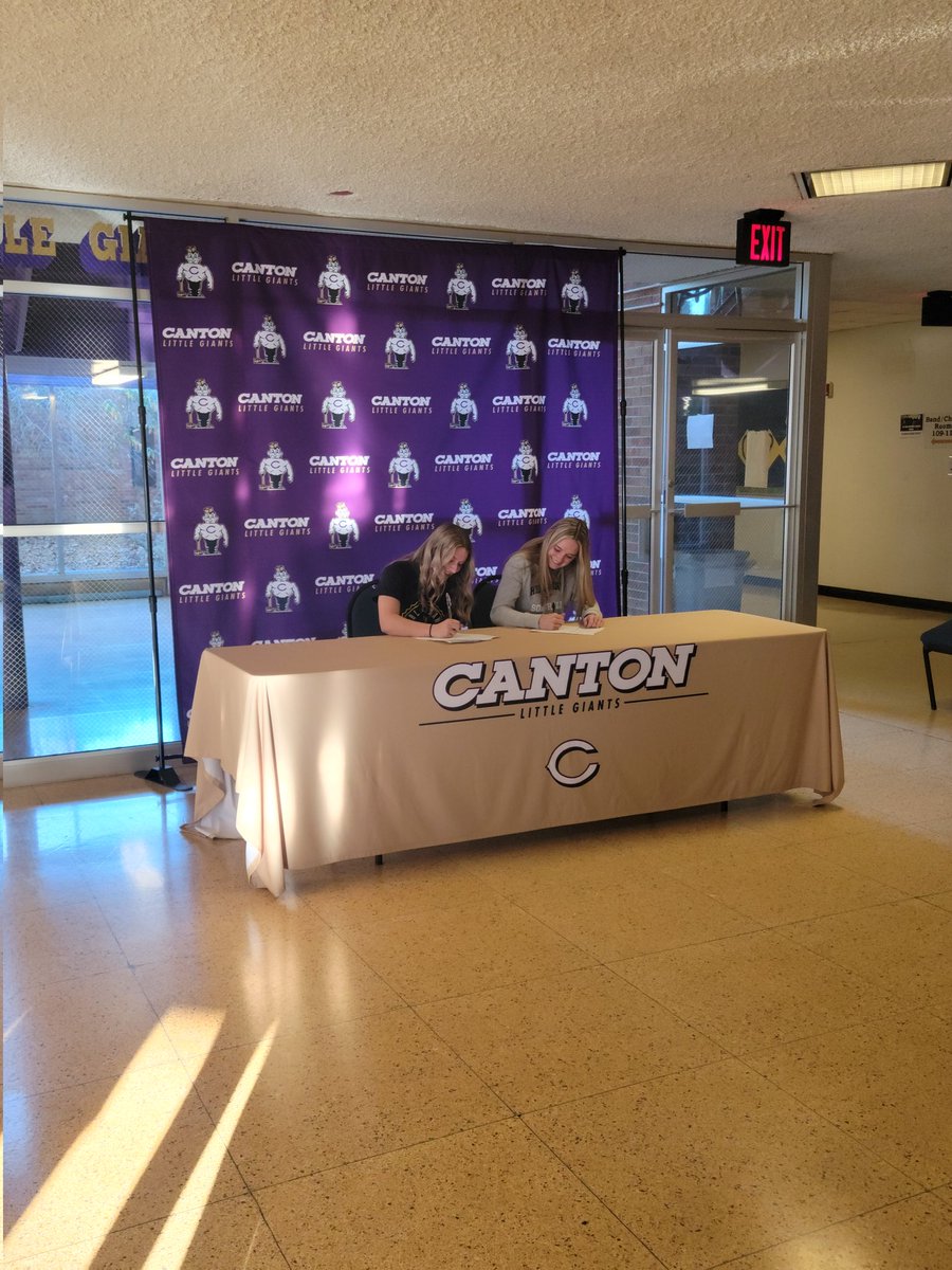 Coach_Bundy's tweet photo. Congratulations to @walters_jaiden and @LexieShaw_1 on signing their letters of intent, to play softball at Heartland Community College and Black Hawk Community College. We are so proud of you both! #LittleGiantsSoftball #ItsAGreatDayToBeALittleGiant https://t.co/23bTnBsM2l