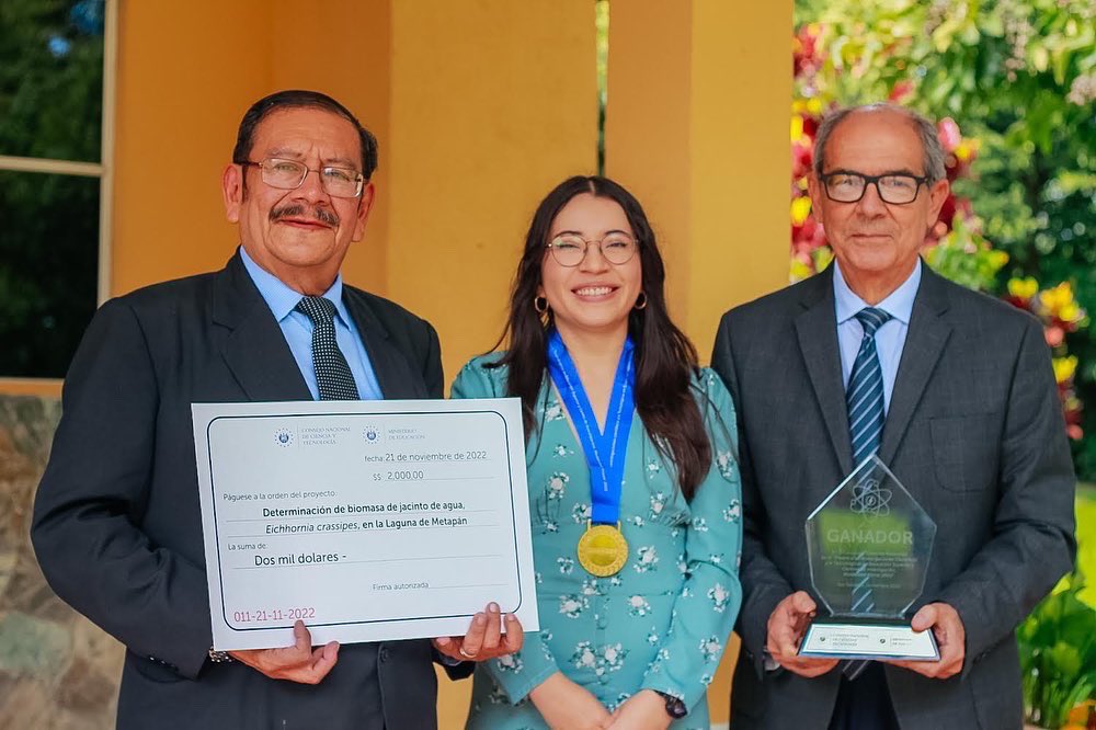 Nuestra docente y coordinadora de Ingeniería en Agrobiotecnología, Lucía Sánchez, ganó el primer lugar en la categoría Ciencias Naturales por su investigación “Determinación de la biomasa en Jacinto de agua, Eichhornia crassipes, en La Laguna de Metapán" otorgado por MINEDUCYT🎖️