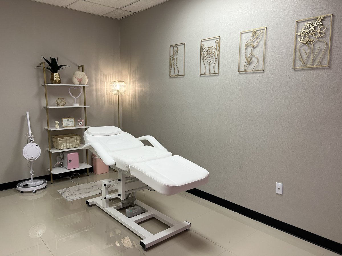 gerrieortiz_'s tweet photo. Guys I did it!!!! I opened my first salon at 21! 😭✨ thankful God &amp; my mama have gotten me this far! Y’all hmu for your beauty needs in the RGV! Stay tuned for free mimosas/wine days being announced when you book a service! 😘
📍940 W. Nolana Loop Ste G Pharr, TX https://t.co/qayBzJLCeJ