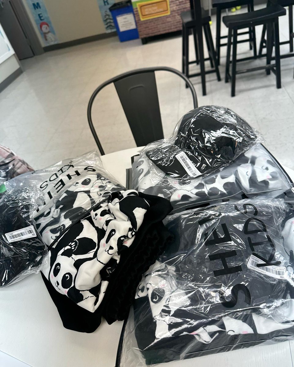 StriveDanceRD's tweet photo. Sneak Peek!
Our HIP HOP costumes have hit the floor!
Costume committee is working hard getting these costumes!

#sda #strivedanceacadamy #costumes #hiphop #reddeerdance https://t.co/h4M7bbfV0d