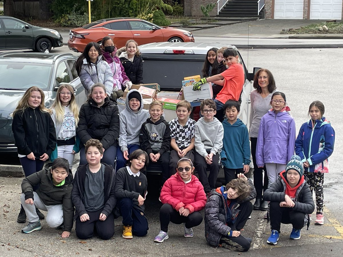 HarbourViewSD43's tweet photo. We helped Scare Hungry and supported the @SHARESociety Food Bank in Port Moody. Thank you to Ms. Thibodeau’s class for organizing and preparing 600 lbs of food. #HawksHelp https://t.co/3bDI1UmA75