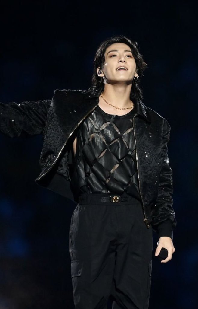 cataleya_jk01's tweet photo. The Chosun Ilbo, one of the largest South Korean newspapers reported that according to multiple officials, the FIFA directly tapped HYBE headquarters, HYBE US branch &amp; Big Hit, to recruit Jungkook. 

From the beginning, it is Jungkook that was asked to be recruited. https://t.co/303Yk686Mv