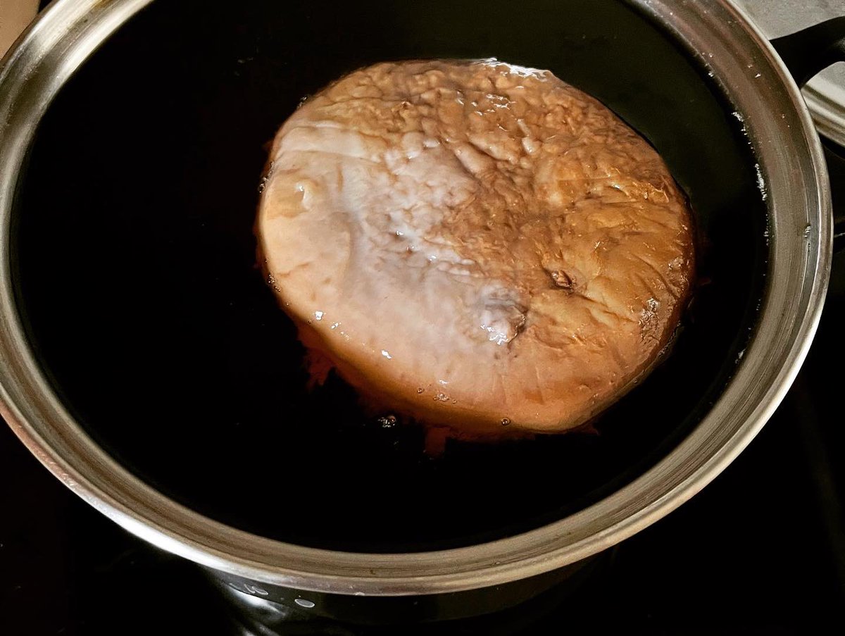 7yuru_yuru's tweet photo. 週一で作るコンブチャ。
もう5年くらい作ってるけど、作業はどんどん簡略化していって今は紅茶作った鍋に直接入れて一晩置くだけ。
それでも美味しくできる。

#コンブチャ #konbucha https://t.co/Yh9qxOchrs