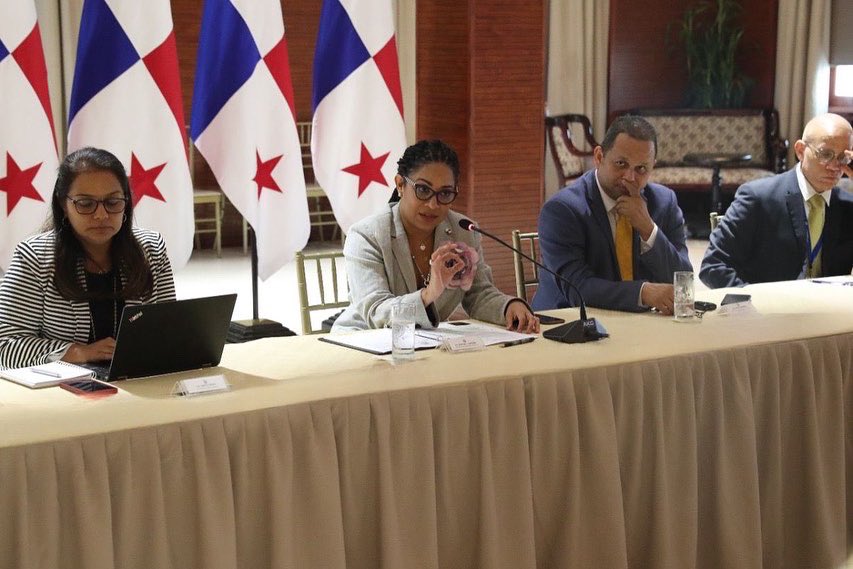 VCMartaGordon's tweet photo. Comprometidos con trabajar de la mano con aliados estratégicos, nos reunimos con el equipo de la @OIMPanama , liderado por Giuseppe Loprete, y con la delegación de la Oficina de Población, Refugiados y Migración del Departamento de Estado de 🇺🇸… 1/2 https://t.co/jGdy0IXNMx