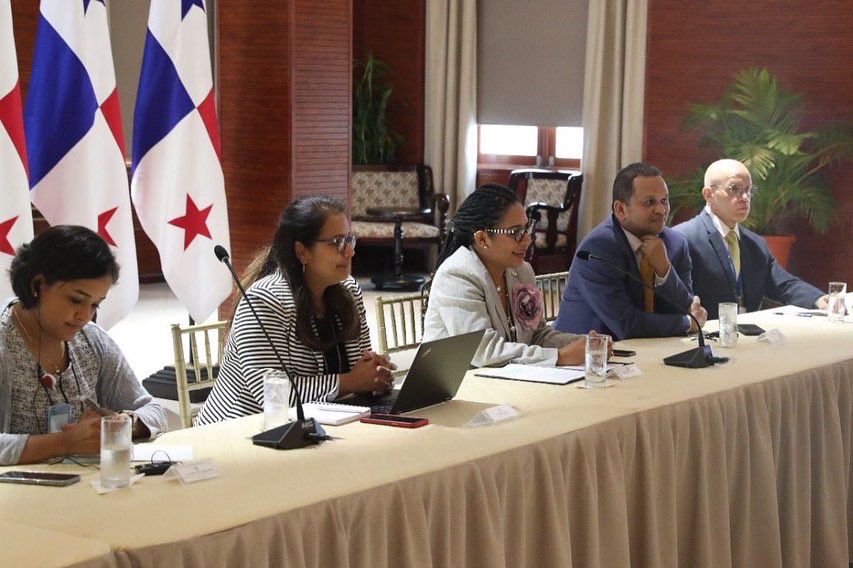 VCMartaGordon's tweet photo. Comprometidos con trabajar de la mano con aliados estratégicos, nos reunimos con el equipo de la @OIMPanama , liderado por Giuseppe Loprete, y con la delegación de la Oficina de Población, Refugiados y Migración del Departamento de Estado de 🇺🇸… 1/2 https://t.co/jGdy0IXNMx