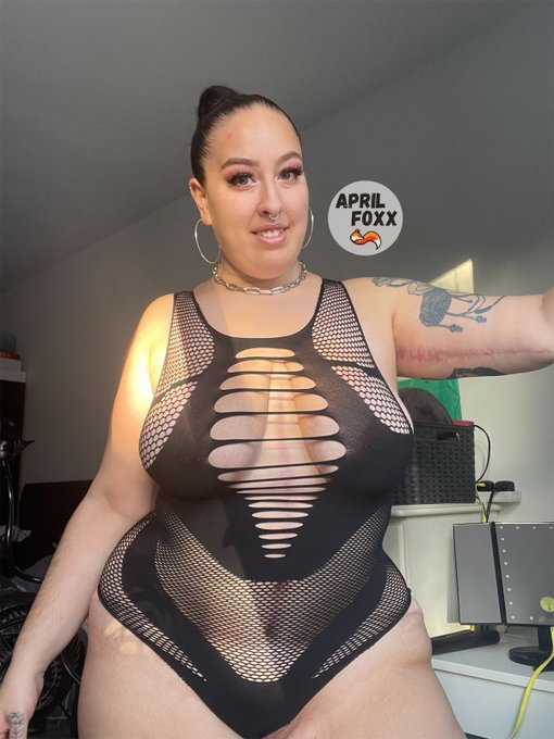 1 pic. Can i be your naughty stepdaughter? ? https://t.co/b3CY2bso1L