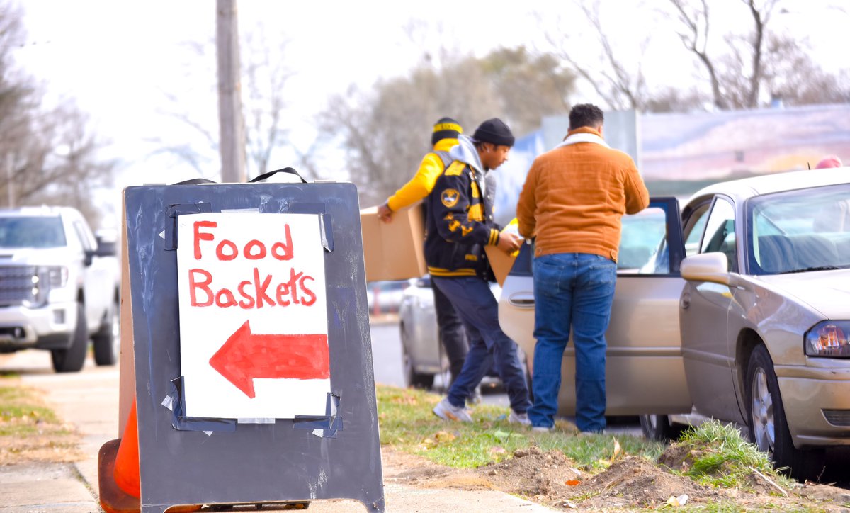 MUAlphas's tweet photo. More photos from The Theta Omicron and Mu Delta Lambda brothers turkey giveaway this past Saturday 🤙🏿. https://t.co/gEPczNILSc