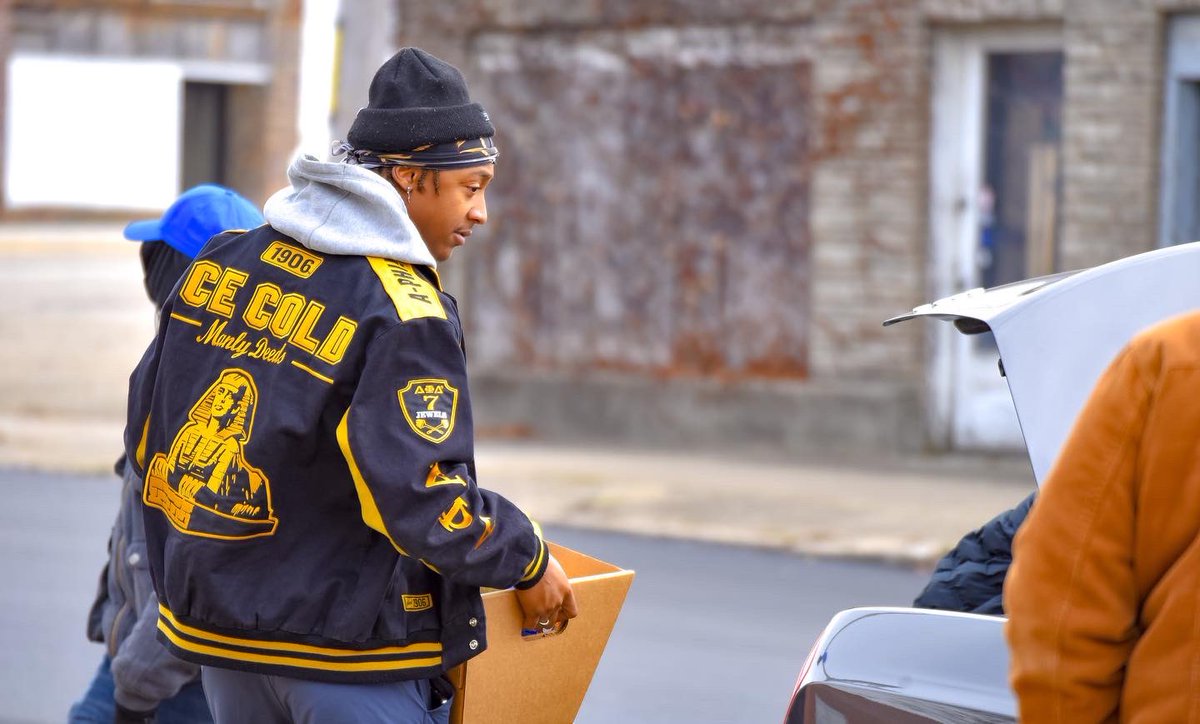 MUAlphas's tweet photo. More photos from The Theta Omicron and Mu Delta Lambda brothers turkey giveaway this past Saturday 🤙🏿. https://t.co/gEPczNILSc