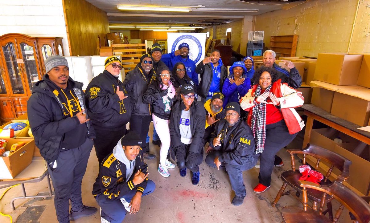 More photos from The Theta Omicron and Mu Delta Lambda brothers turkey giveaway this past Saturday 🤙🏿.