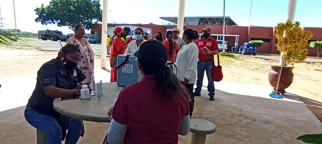 MINPIOFICIAL's tweet photo. La jornada se llevó a cabo en articulación con diversas instituciones del estado, @MinMujerVe, Alcaldía Bolivariana de Mara, Dirección Indígena, Funda Familia Mara, Hogares de la Patria @MinSaludVE y @MINPIOFICIAL. Se beneficiarion un total de 68 hermanas Indígenas. #3Rnets https://t.co/7gSVyW8DEx