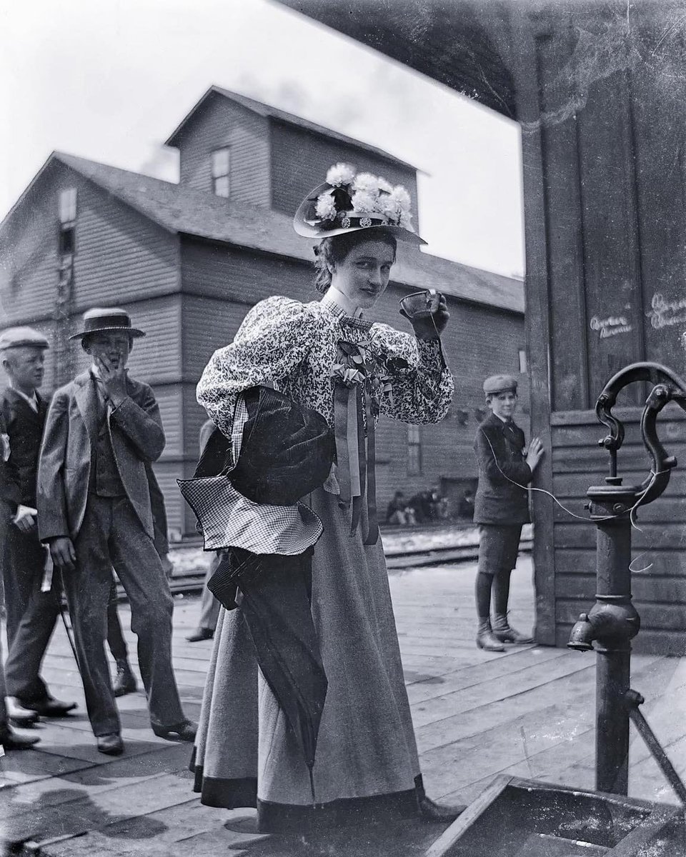 historydefined's tweet photo. Woman drinking from a communal cup at a pump, 1899. https://t.co/tzsMILq3S3