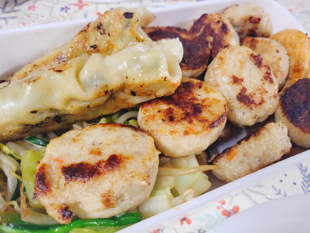 Engel_200_eat's tweet photo. [기타/윙잇 랠리 닭가슴살 볼] 친구가 맛있다고 추천해줘서 시켜봤는데 과연...구워 먹으니까 맛있어서 꽤 많이 먹음 ㅋㅋㅋ 땡초는 좀 매움. 마늘도 괜찮음. 깻잎은 내가 안 좋아해서 안 시킴. 도시락 주 메뉴로 등극. 1팩에 5개. https://t.co/71YHTfMQ9N