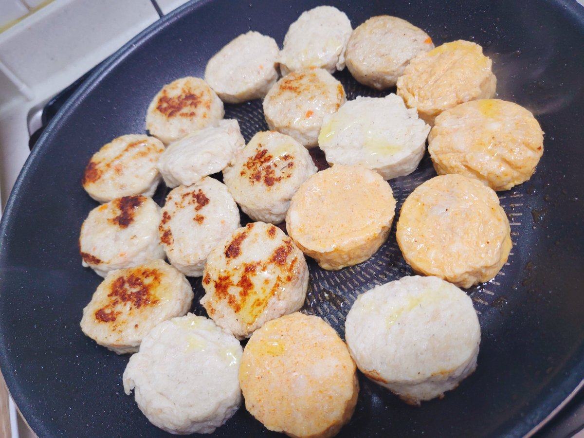 Engel_200_eat's tweet photo. [기타/윙잇 랠리 닭가슴살 볼] 친구가 맛있다고 추천해줘서 시켜봤는데 과연...구워 먹으니까 맛있어서 꽤 많이 먹음 ㅋㅋㅋ 땡초는 좀 매움. 마늘도 괜찮음. 깻잎은 내가 안 좋아해서 안 시킴. 도시락 주 메뉴로 등극. 1팩에 5개. https://t.co/71YHTfMQ9N