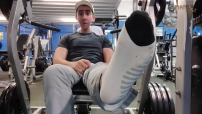 2 pic. Don’t let a gym workout get in the way of a foot sniffing session! https://t.co/sK8OmsdmTh