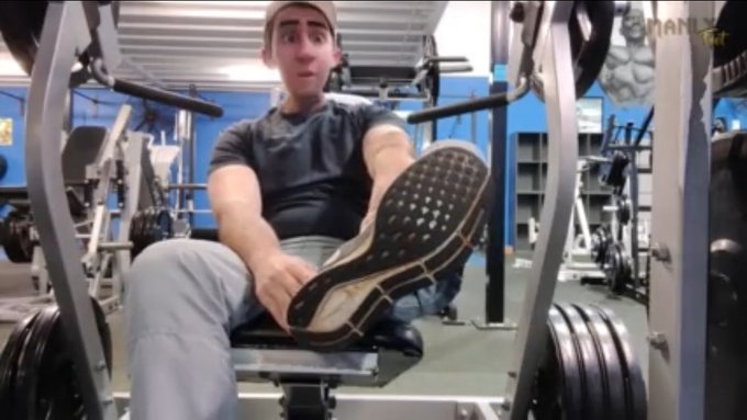1 pic. Don’t let a gym workout get in the way of a foot sniffing session! https://t.co/sK8OmsdmTh