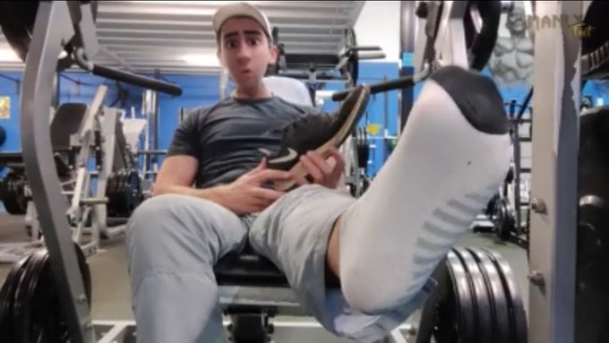 3 pic. Don’t let a gym workout get in the way of a foot sniffing session! https://t.co/sK8OmsdmTh