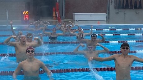 Davenport swimmers on the rise at 7:00am! Working, Training, Improving.  #BTP <a href="/DavenportWolves/">DHS Wolves Athletics</a>