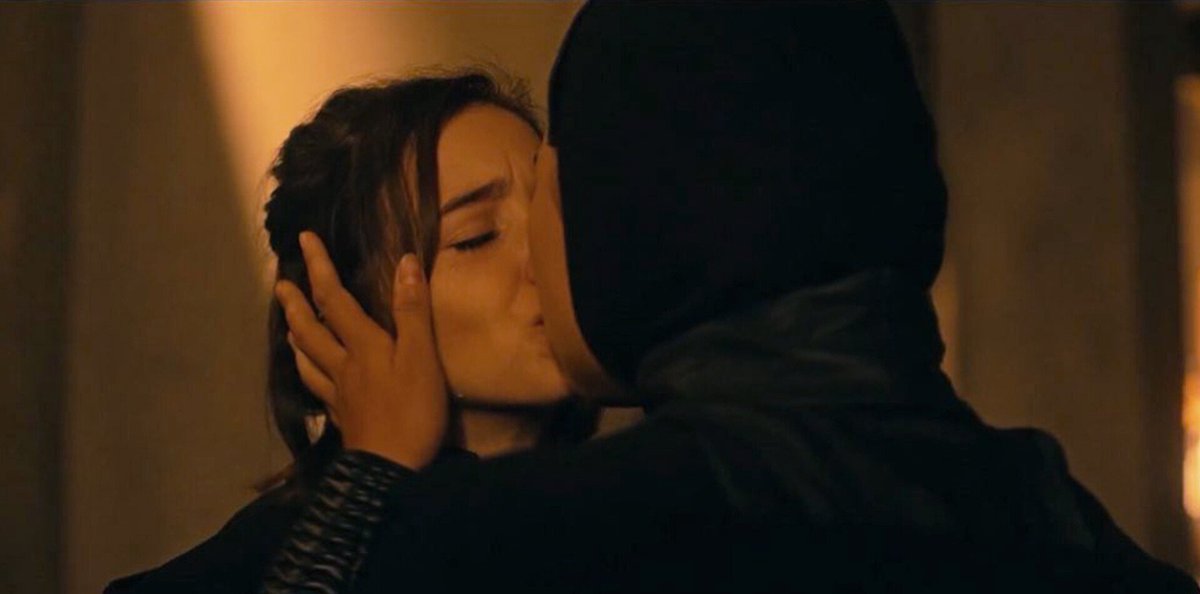 BeaIsBadass's tweet photo. Their first kiss was their goodbye kiss. But it was also the prize, Ava tried so hard to express her feelings only for Bea to run away out of fear. So that kiss was her fighting her fears away, she got the girl and that kiss is the promise that they'll be back together soon 🤍 https://t.co/kfUWLVilFV