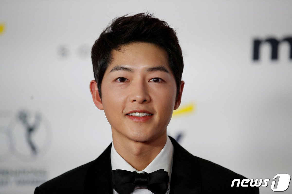 Red carpet at Emmy’s Award 📸 #SongJoongki #emmys2022 #Emmys