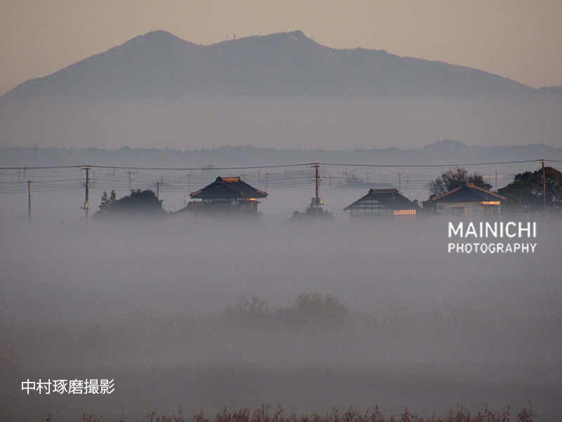 mainichiphoto's tweet photo. 22日朝、関東地方などで霧が出ました。茨城県取手市内からは霧にかすむ #筑波山 が見られました。

写真特集→https://t.co/qMD98efpjM https://t.co/F51hschn3E
