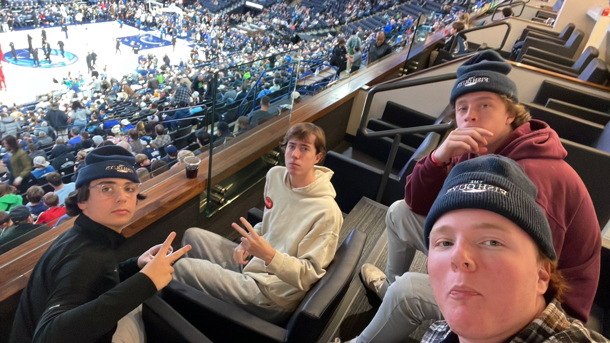 ryanhoffmann04's tweet photo. #packpix wolves by 20 https://t.co/SWS4Y8T6nC