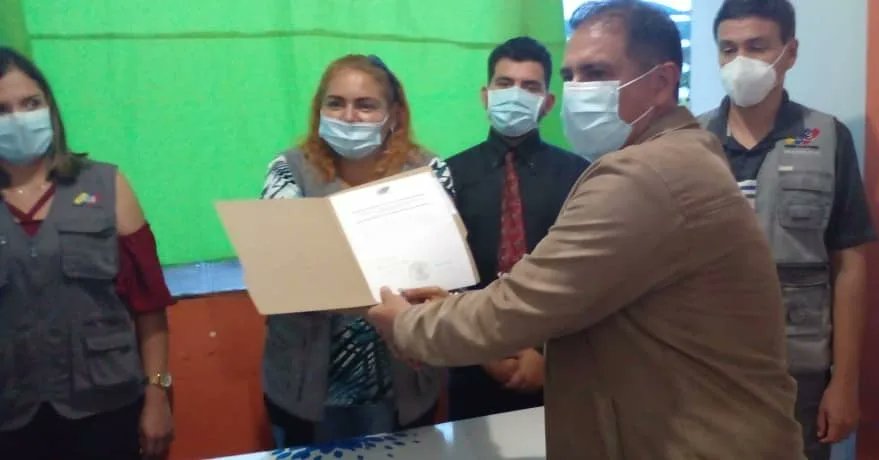 Franklin Roa (@roafranklinr) on Twitter photo #21Nov
Hoy hace un año fueron las elecciones Regionales y Municipales.
Felicitaciones al Gobernador <a href="/FreddyBernal/">Freddy Bernal</a>, a los Diputados del CLET y a los Concejales Bolivarianos de #Ayacucho que estamos ejerciendo funciones.
Agradecido a la Revolución y al pueblo. #21Nov
Hoy hace un año fueron las elecciones Regionales y Municipales.
Felicitaciones al Gobernador <a href="/FreddyBernal/">Freddy Bernal</a>, a los Diputados del CLET y a los Concejales Bolivarianos de #Ayacucho que estamos ejerciendo funciones.
Agradecido a la Revolución y al pueblo.