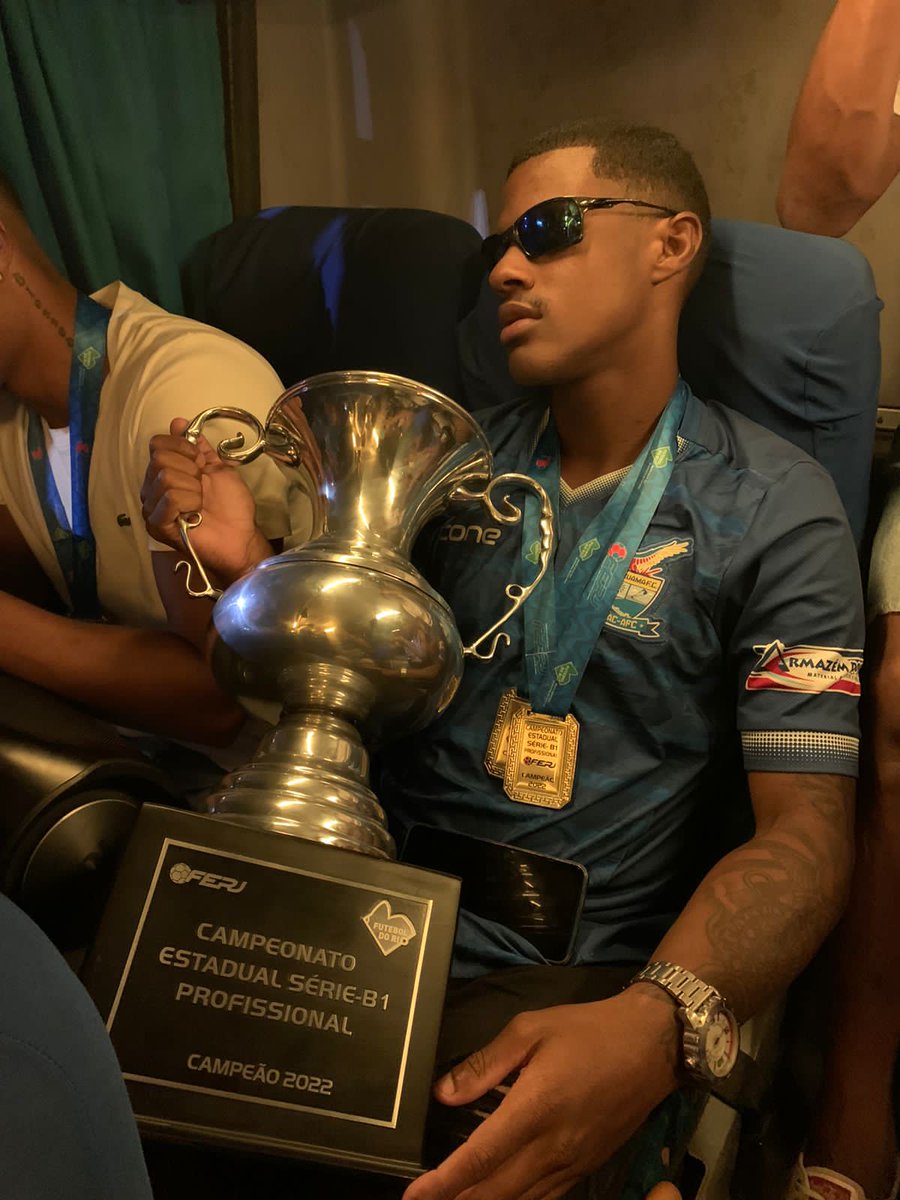 educari0ca_01's tweet photo. Muito feliz por mais uma conquista, grato a Deus por viver momento assim ❤️🙅‍♂️👊⚽️🔵⚪️ que venha mas momento como esse 👊⚽️ https://t.co/6U2dN8r9I9