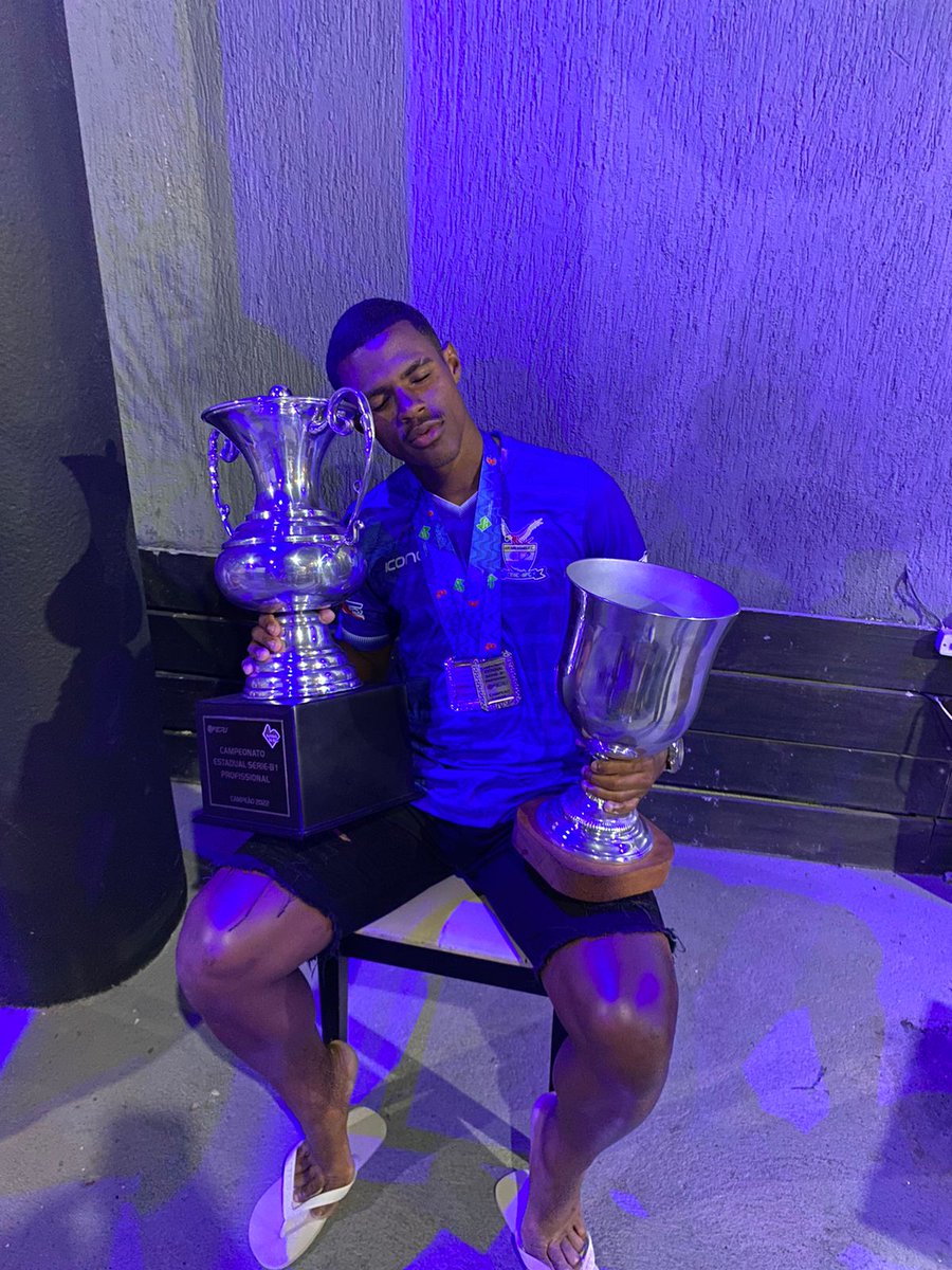 educari0ca_01's tweet photo. Muito feliz por mais uma conquista, grato a Deus por viver momento assim ❤️🙅‍♂️👊⚽️🔵⚪️ que venha mas momento como esse 👊⚽️ https://t.co/6U2dN8r9I9