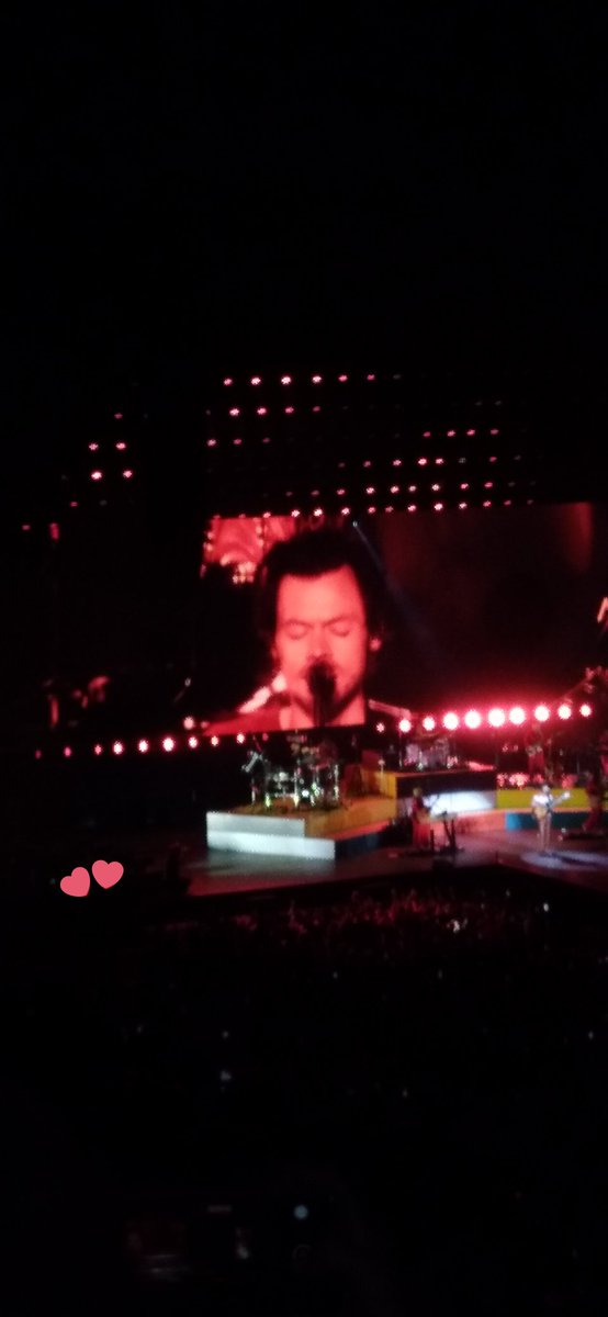 iluvsjoseph's tweet photo. aun no me creo que vivo eso, vi a harry styles cada que lo vuelvo a pensar se me hace tan difícil asimilarlo, espere 11 años de mi vida para poder verlo, me siento orgullosa de mi misma por poder lograr algo tan grande y especial para mi, mi yo de 11 años esta muy feliz😭💓 https://t.co/Qtkc2JApn6