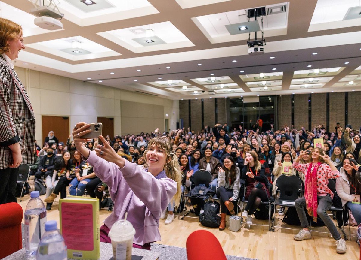 UIC_SAB's tweet photo. A huge thank you to @jennettemccurdy for visiting #UIC and for being the sweetest, realest and coolest human being! https://t.co/CK5pDLMH9Q