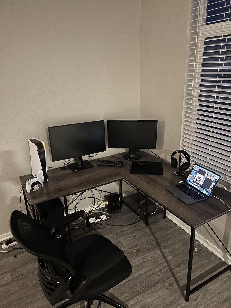 Juju22I's tweet photo. this includes the chair #pcxqc https://t.co/3VMR5UArAo