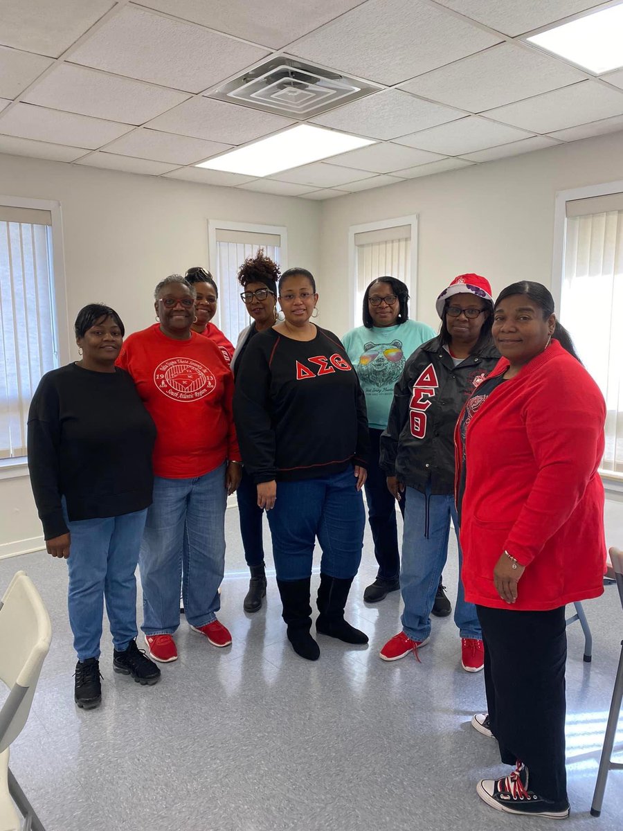 AlumnaeChapter's tweet photo. A special “thank you” to the Martin County Deltas of the Washington-Plymouth Alumni Chapter of Delta Sigma Theta Sorority, Inc (WPAC). A Pre-Thanksgiving meal was prepared. Each person also received a box of 5 COVID At-Home Test. Happy Thanksgiving! https://t.co/ZSVvCV0hYt