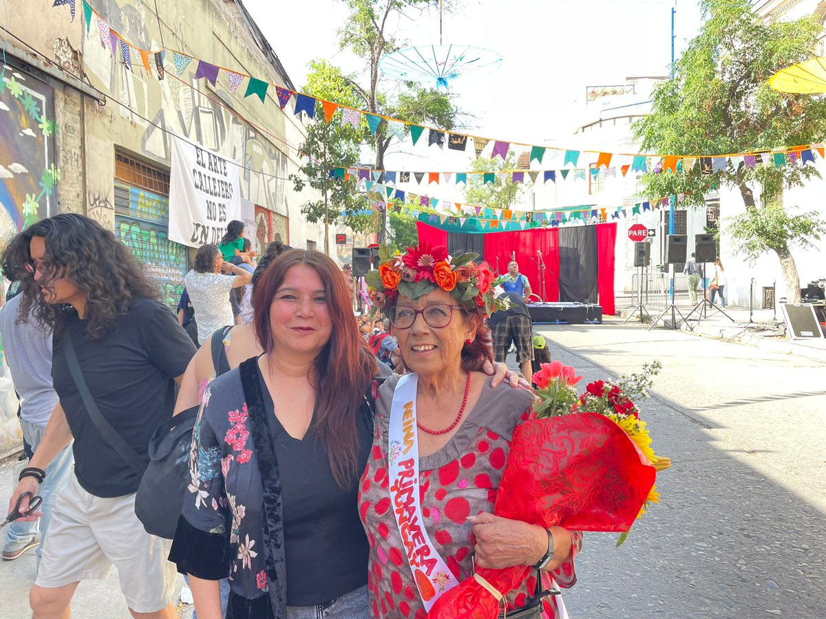 rosarioxstgo's tweet photo. Dios salve a la reina!
Por su alegría, compromiso y solidaridad, Lili Candia,  nuestra reina de la fiesta de la @PrimaveraYungay 2022.
Jornada de cierre en Maipú con Compañía. https://t.co/ixdOP23viB