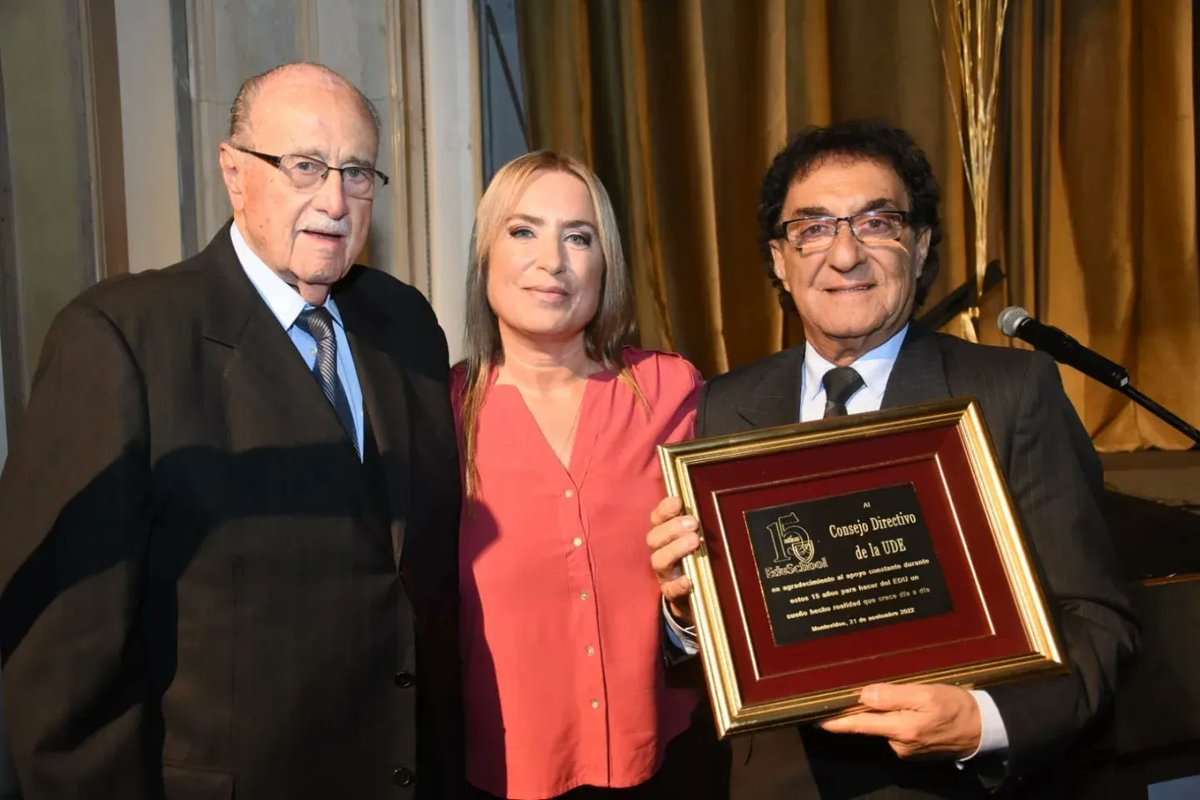 CAbuchalja's tweet photo. Graduación 2022 en @Inst_EDUSchool, celebramos 15 años de vida y la alegría de volver a estar juntos. Contamos con la presencia del Presidente de UDE, Dr. Jorge Abuchalja, Director Enrique Giner, la Dra. Mag. Graciela Fabeyro y Jennifer Cherro.
#EstamosFuertes https://t.co/HhgzlwdKdQ