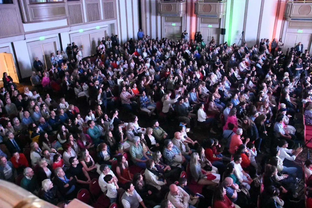 CAbuchalja's tweet photo. Graduación 2022 en @Inst_EDUSchool, celebramos 15 años de vida y la alegría de volver a estar juntos. Contamos con la presencia del Presidente de UDE, Dr. Jorge Abuchalja, Director Enrique Giner, la Dra. Mag. Graciela Fabeyro y Jennifer Cherro.
#EstamosFuertes https://t.co/HhgzlwdKdQ
