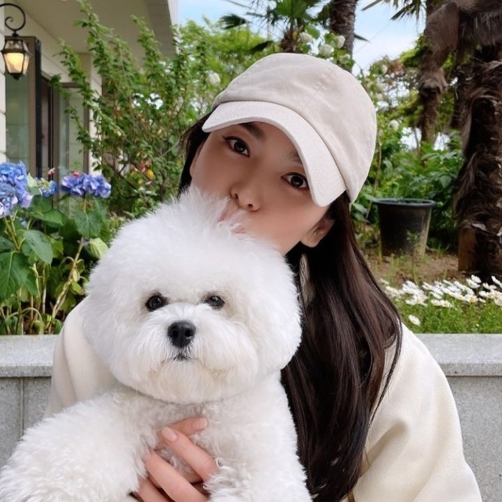 1993siblings's tweet photo. Happy birthday to strongest woman icon, gorgeous woman in the world.. Hope your day full of happiness unnie!! happy birthday pretty woman💖  #SongHyeKyo https://t.co/9JPbnSr000