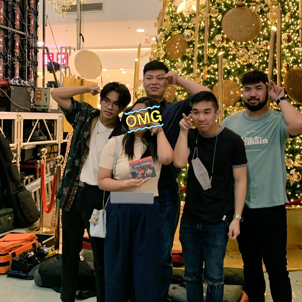 hyuk4iloml's tweet photo. @lolaamourmusic doing 'YEONJUN PEACE' pose🫵🏻✌🏻🤍

#MOASD #MOASelcaDay #YEONJUN #TOMORROW_X_TOGETHER @TXT_members @TXT_bighit #FallenTour https://t.co/1J24Wvf02l