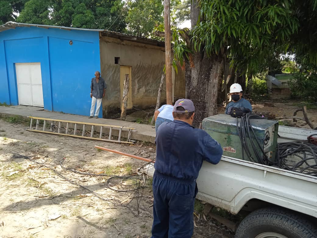 CorpoelecInfo's tweet photo. ⚡𝔸𝕡𝕦𝕣𝕖⚡

Cuadrillas de #Corpelec realizan trabajos, para adecuar postes en el sector Rómulo Gallegos, del municipio San Fernando. https://t.co/AYF1PyVMhS