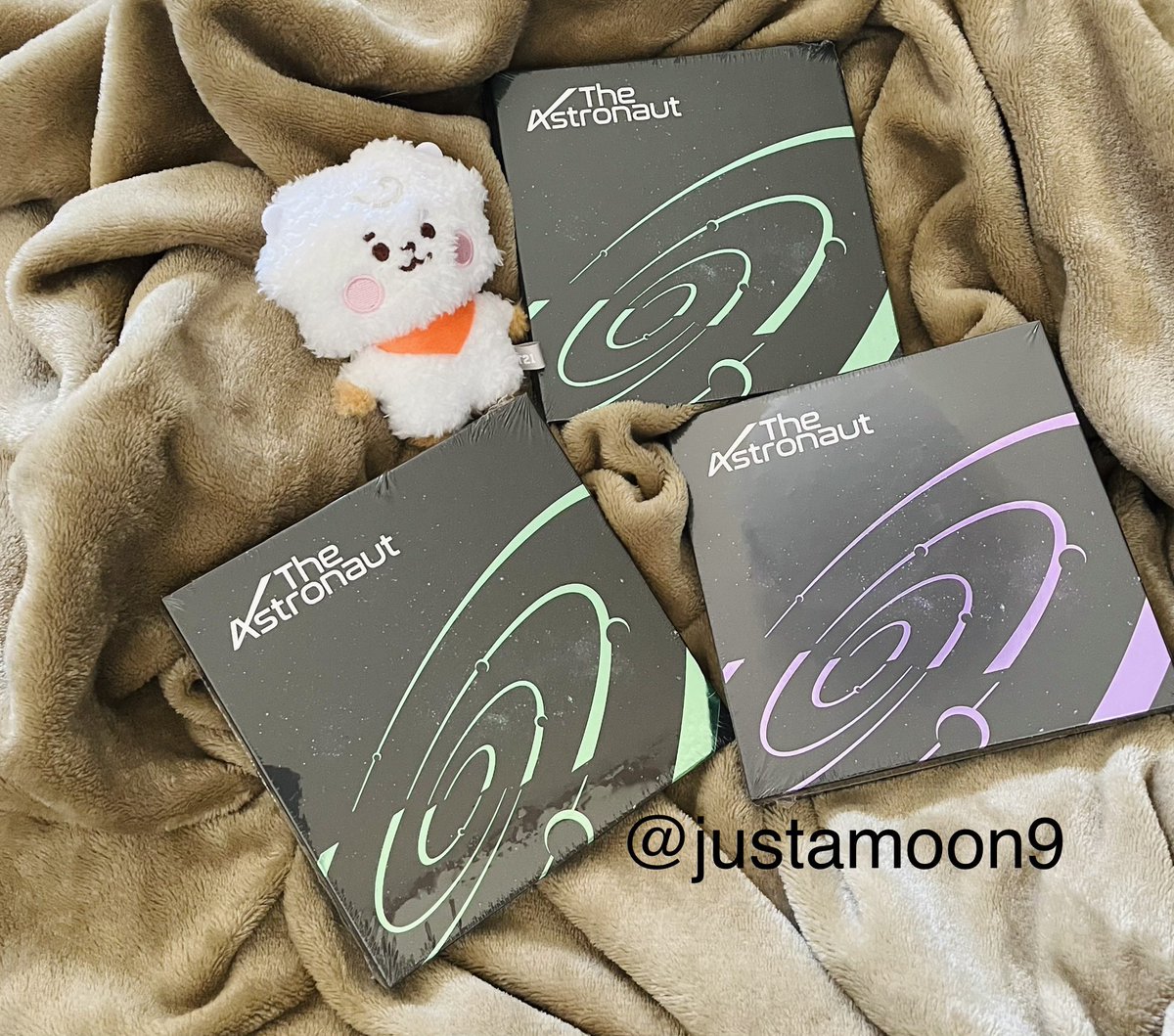 JustAMoon9's tweet photo. 🎁 The Astronaut Random Unsealed Giveaway

I wish to share my copies of this album to Seokjin biased armys ❤️

📝WW, 3 winner
📝Like &amp; RT this tweet, and maybe tell me the what makes u love Seokjin the most if u have time💜

📝Closing: 11/26 @ 5PM KST
📝Winner: 11/26 @ 8PM KST https://t.co/UMnbcgZSdy