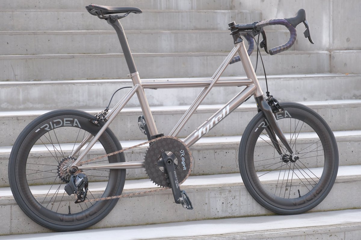 city_believe's tweet photo. コンポーネントにロマンを🚲✨ワイヤレス変速のパイオニア「SRAM eTap」💡シンプルな見た目だけでなく、トップ10Tのギア比も魅力👍折りたたみ自転車に組めば変速ワイヤーのダメージも関係ないですね😊
@tyrelljapan @ManyS_cycle #urayasu #tyrellbike #pk1 #sramforce @SRAMroad https://t.co/KNnq1P0ksX