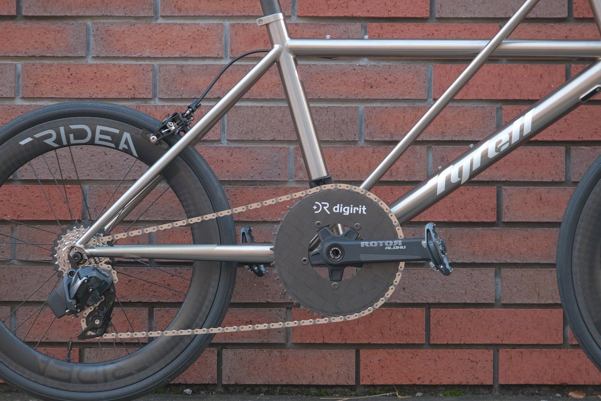 city_believe's tweet photo. コンポーネントにロマンを🚲✨ワイヤレス変速のパイオニア「SRAM eTap」💡シンプルな見た目だけでなく、トップ10Tのギア比も魅力👍折りたたみ自転車に組めば変速ワイヤーのダメージも関係ないですね😊
@tyrelljapan @ManyS_cycle #urayasu #tyrellbike #pk1 #sramforce @SRAMroad https://t.co/KNnq1P0ksX