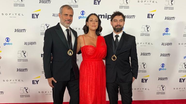 globoplay's tweet photo. O tapete vermelho perfeito existe sim e eu posso provar com essas fotos! 🫶🥰
Coração tá quentinho e cheio de orgulho por ver essa galera junto no Emmy Internacional®️ 🥹 #NosTemoposDoImperador #OCasoEvandro #OndeEstáMeuCoração https://t.co/87pOqrgIfm