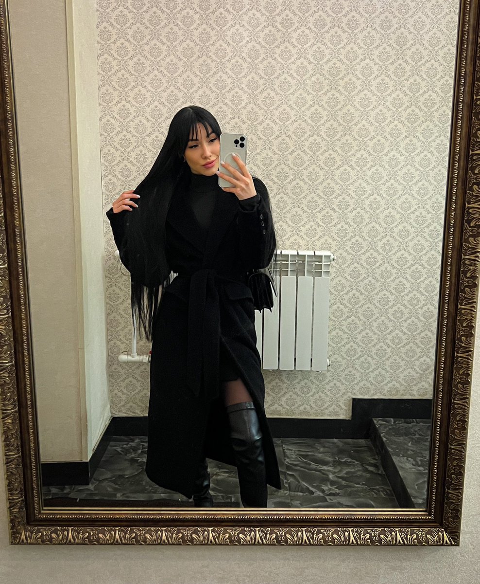 JaneCryptoQueen's tweet photo. Refreshed colour and cut bangs :) 🖤how are you my lovely boys and girls?😌 https://t.co/hQakoq1sui