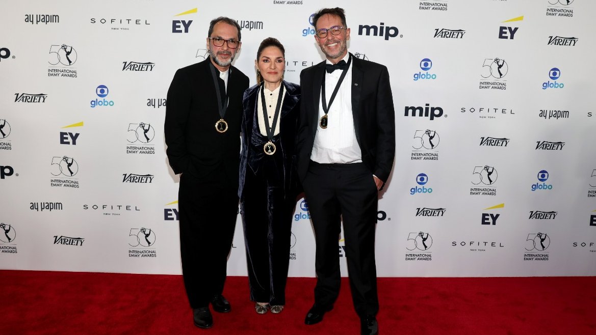 globoplay's tweet photo. O tapete vermelho perfeito existe sim e eu posso provar com essas fotos! 🫶🥰
Coração tá quentinho e cheio de orgulho por ver essa galera junto no Emmy Internacional®️ 🥹 #NosTemoposDoImperador #OCasoEvandro #OndeEstáMeuCoração https://t.co/87pOqrgIfm