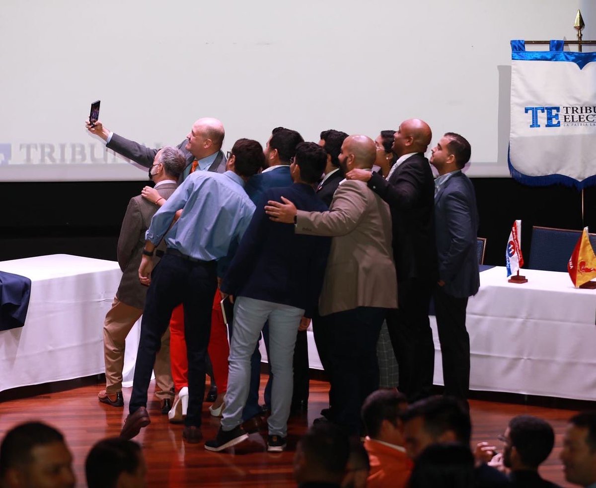 AlfredoJuncaW's tweet photo. Tenemos una generación de jovenes de cambios, liderazgo y ganas de trabajar por su país.Creo en esa juventud que participa activamente en cada proceso que nos llevan a un solo camino, 
fortalecer los pilares de la democracia. Hoy en la juramentación del foro de jóvenes políticos. https://t.co/429Ccbp7Xb