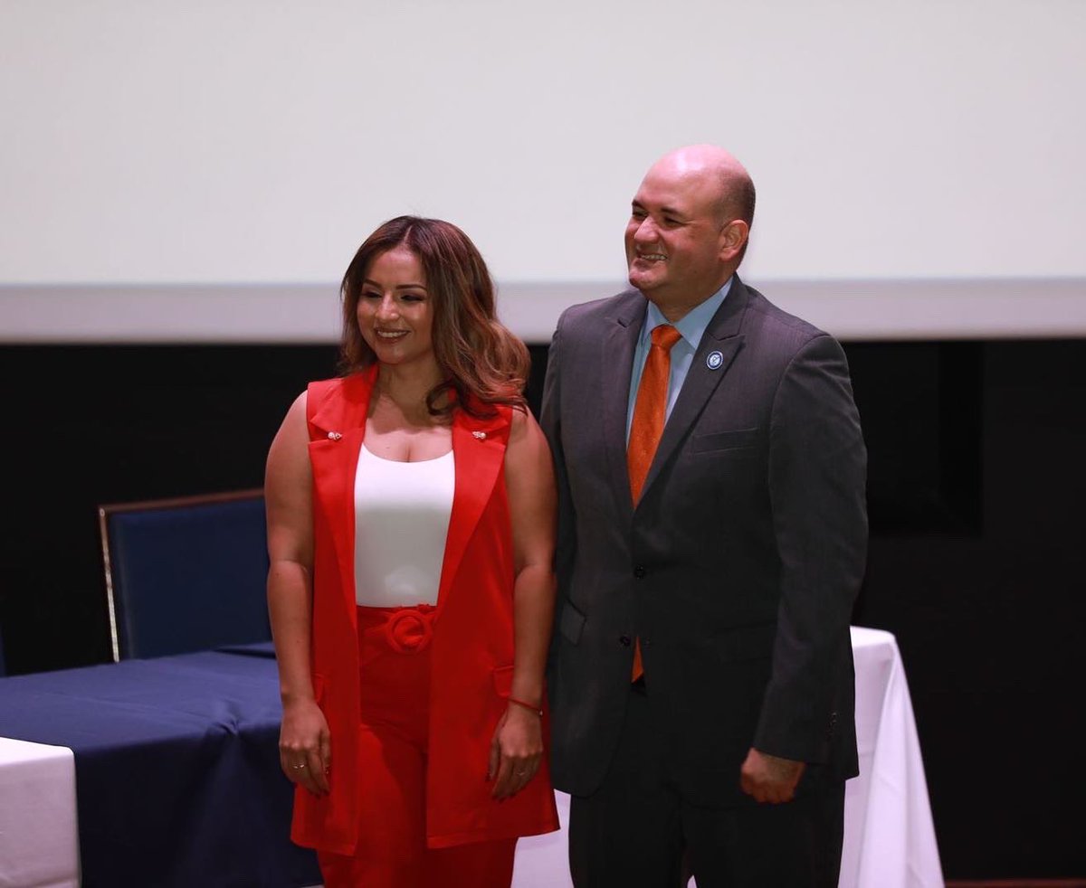 AlfredoJuncaW's tweet photo. Tenemos una generación de jovenes de cambios, liderazgo y ganas de trabajar por su país.Creo en esa juventud que participa activamente en cada proceso que nos llevan a un solo camino, 
fortalecer los pilares de la democracia. Hoy en la juramentación del foro de jóvenes políticos. https://t.co/429Ccbp7Xb