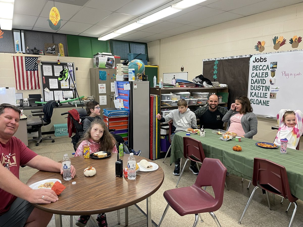 YakoCMS's tweet image. I was so excited to be invited to Friendsgiving today! #colts