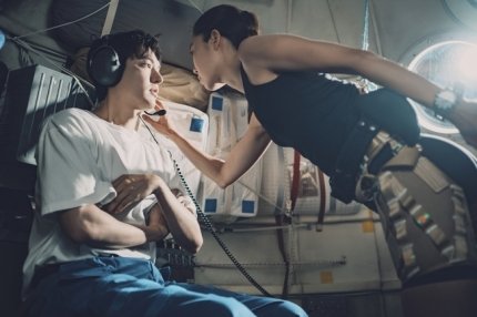kdramatreats's tweet photo. tvN space romance drama #AskTheStars releases first still cuts of #LeeMinHo and #GongHyoJin 🚀 https://t.co/INaaybwVsO