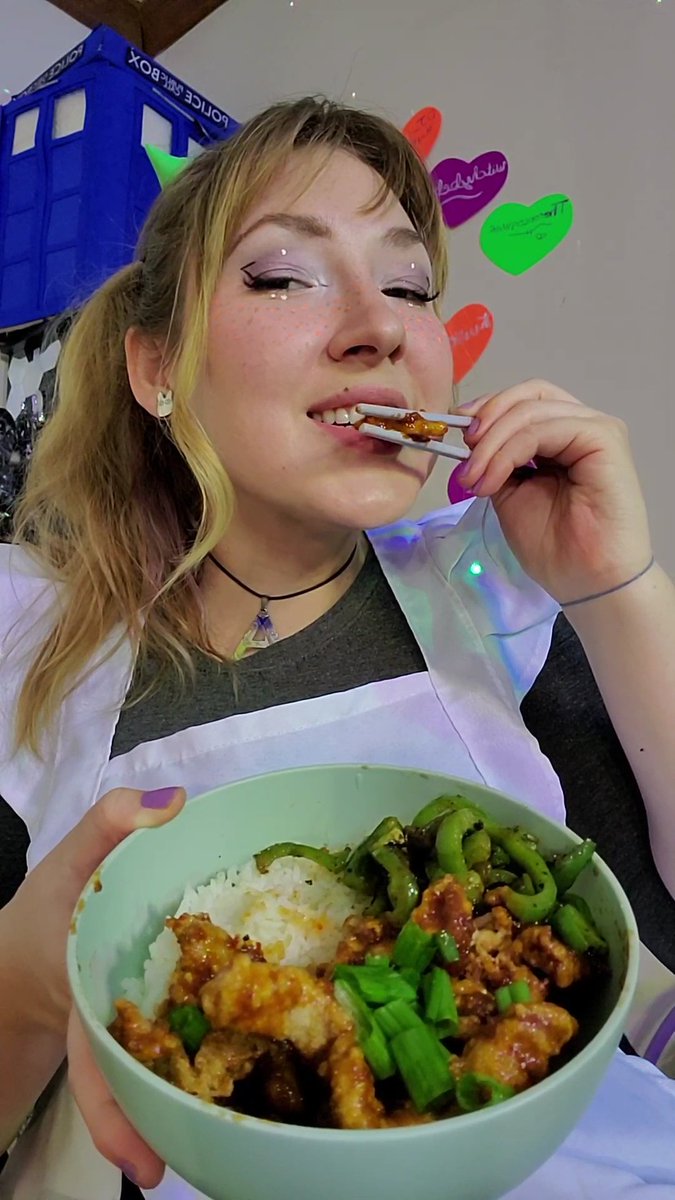 Tried the <a href="/TheVietVegan/">The Viet Vegan (she/her)</a> soy curl but with home made general tso sauce and OMG ITS SO GOOD! Thank you for cooking with me tonight here is the video recipie by them I used! youtu.be/YLMV1hmxRHQ