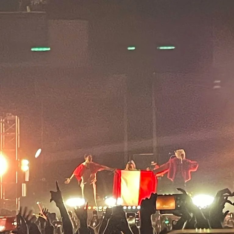 ale_btsot7's tweet photo. @dprperu_ they with the flag of Perú🥹❤🩹 #DreamingAgainPeru #DPRinPeru https://t.co/M0HrAptRpb